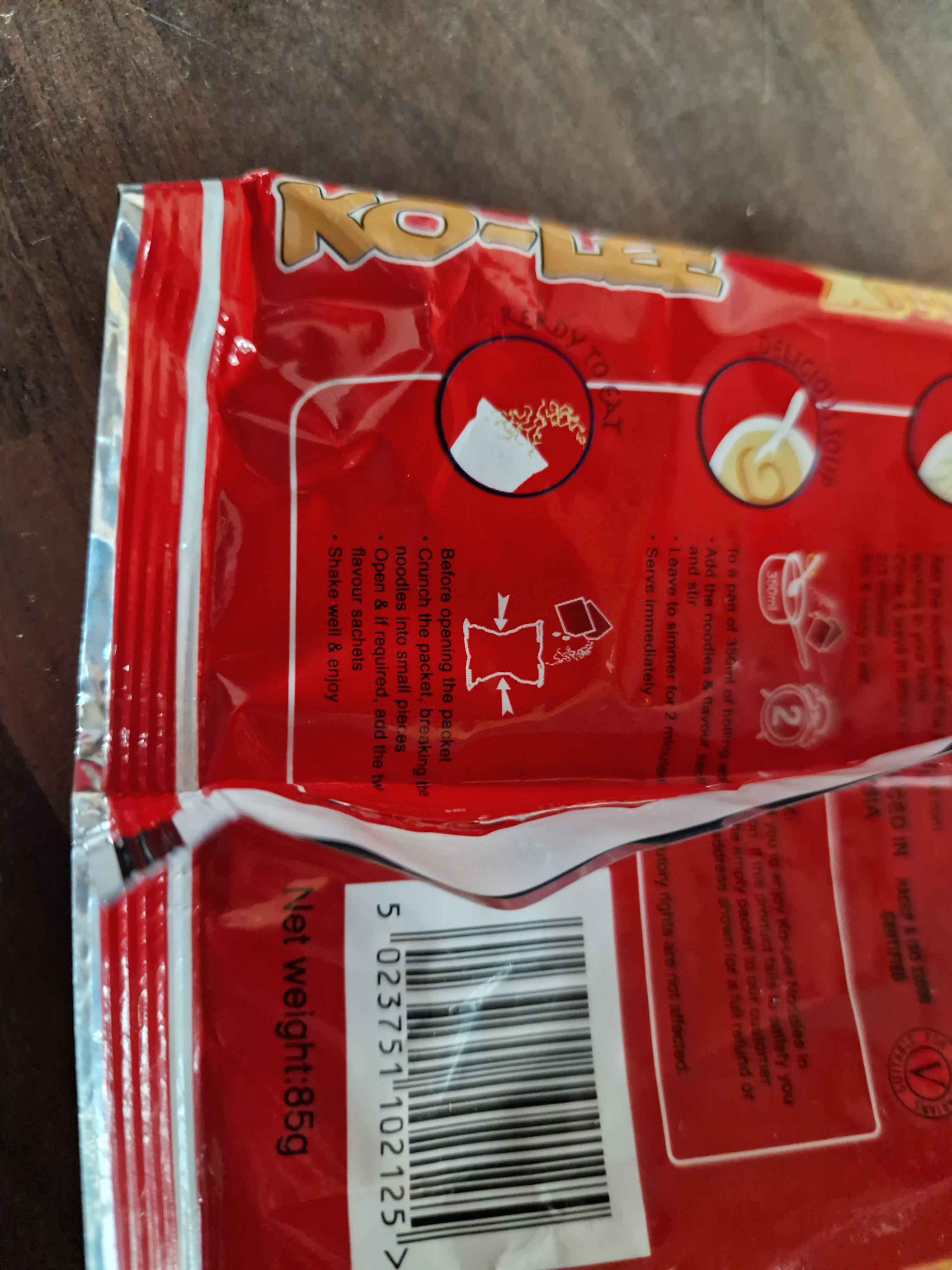 A close up of the packaging detailing a preparation instruction that says you can just eat the noodles raw by crushing them and pouring in the sachet contents.